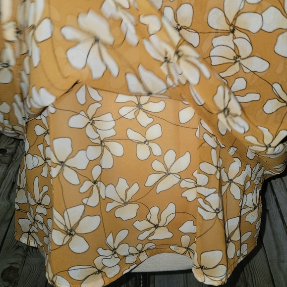 CAbi Thrive Top Size S Butterscotch Floral - Picture 10 of 10